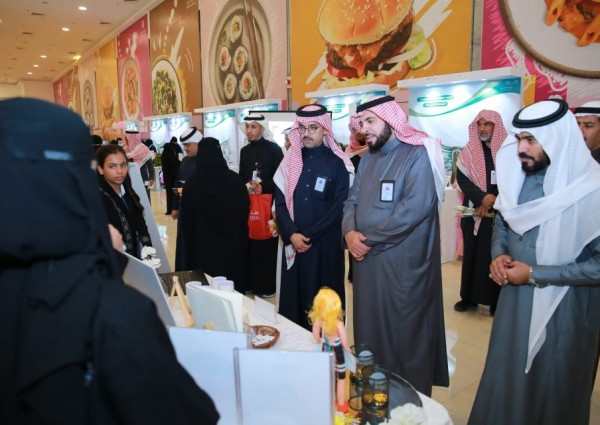 مدير التعليم بمحافظة المجمعة يفتتح المعرض التثقيفي التوعوي لاستدامة برنامج الوعي المالي والادخار مدير التعليم بمحافظة المجمعة يفتتح المعرض التثقيفي التوعوي لاستدامة برنامج الوعي المالي والادخار