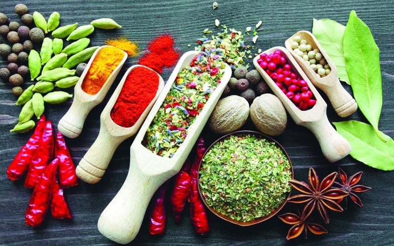 “الصحة” تحذر من الانسياق وراء من يروّجون للخلطات وخزعبلات رؤيا المنام لعلاج “كورونا”