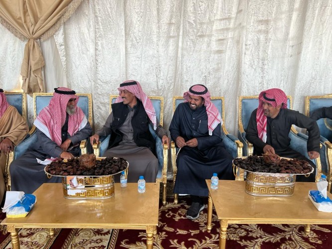 «راعي وادي النعم سليمان بن عناضل وأخوانه» يُهدي قعدان لـ عبد الرحمن بن براك وفهد بن ناهس تكريمًا لجهودهم في جادة حائل للإبل