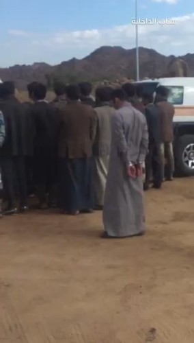 بالفيديو: القبض على مواطن واحباط تهريب 23 متسلل عبر الحدود في عسير