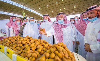 شاهد: أمير القصيم يمازح شاباً يتحدث الفرنسية خلال جولة في مهرجان التمور ببريدة