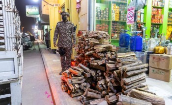 القوات الخاصة للأمن البيئي تضبط مخالفين لنظام البيئة لبيعهم حطبًا محليًا لأغراض تجارية القوات الخاصة للأمن البيئي تضبط مخالفين لنظام البيئة لبيعهم حطبًا محليًا لأغراض تجارية