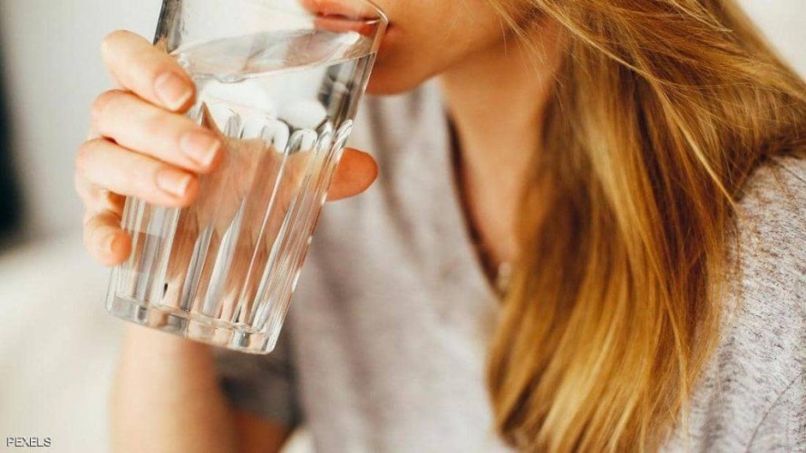 احذر.. الإفراط في شرب الماء خطر على الصحة.. وهذه علامات ذلك