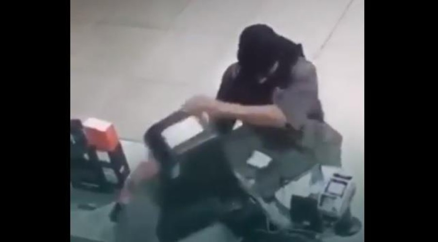 الإطاحة بلص اقتحم صيدليات ومراكز تجارية وسرق مبالغ مالية في الرياض – فيديو