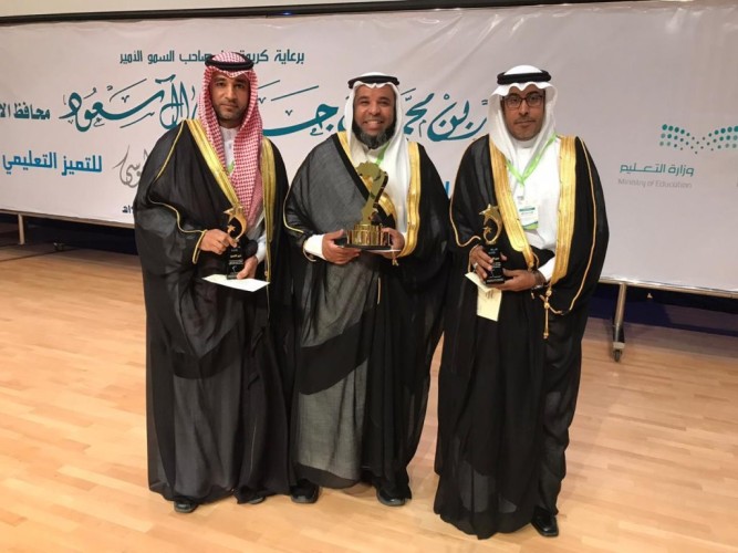 محافظ الأحساء الأمير بدر بن جلوي يُكرم الشرفا في حفل الموسى للتميز التعليمي