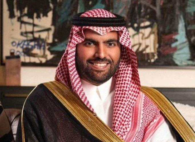 بعد مطالبات بدعم موهبته .. وزير الثقافة يتفاعل مع لوحة حارس الأمن “عبدالله بن عبدالمحسن”