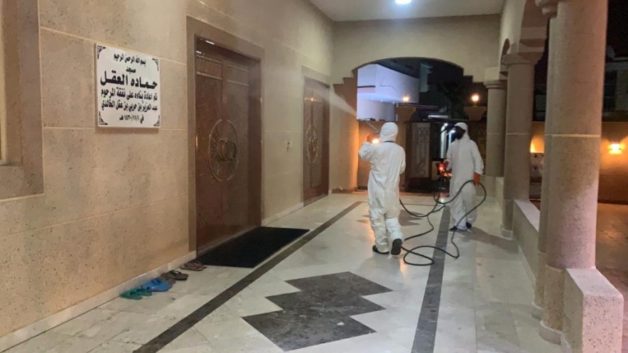 بلدية القطيف تعقم مداخل وساحات الجوامع والمساجد استعداداً لاستقبال المصلين