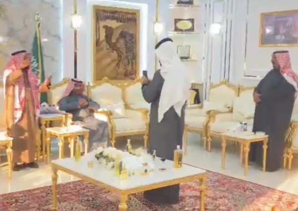 لمد جسور الألفة والتواصل وتثبيت العلاقات الأخوية .. الشاعر “ذويب الخياري” والأستاذ “حميد بن رابح بن مصلاب ” يزوران رجل الأعمال “ممدوح الشمري” في ديوانه الخاص بـ”حائل” لمد جسور الألفة والتواصل وتثبيت العلاقات الأخوية .. الشاعر “ذويب الخياري” والأستاذ “حميد بن رابح بن مصلاب ” يزوران رجل الأعمال “ممدوح الشمري” في ديوانه الخاص بـ”حائل”
