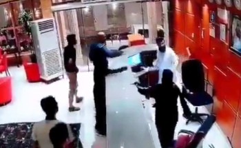 عراك عنيف بالأيدي بين موظفة استقبال بفندق وأحد العملاء.. والموظفة تكشف عن التفاصيل عراك عنيف بالأيدي بين موظفة استقبال بفندق وأحد العملاء.. والموظفة تكشف عن التفاصيل