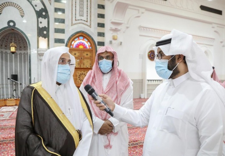 وزير الشؤون الإسلامية يتفقد مسجدي الخندق والقبلتين بالمدينة المنورة