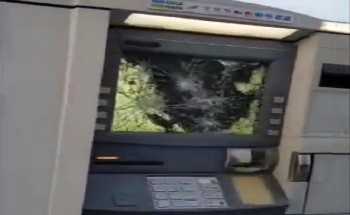 جازان: القبض على مواطن قام بتكسير شاشات أجهزة صرف آلي في الدرب جازان: القبض على مواطن قام بتكسير شاشات أجهزة صرف آلي في الدرب