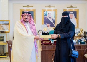 أمير القصيم يكرم المواطنة “مريم المطيري” نظير مساهمتها الخيرية والوطنية ضمن الإجراءات الاحترازية للوقاية من فيروس كورونا