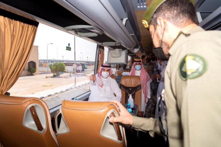 سمو الأمير فيصل بن نواف يقف على خدمات جمرك وجوازات منفذ الحديثة