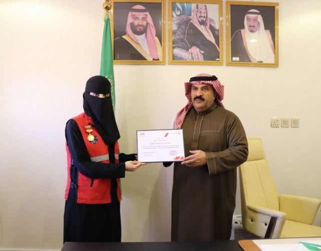 مدير فرع هيئة الهلال الأحمر بـحائل يكرم المدرب “خالد الصعيدي”