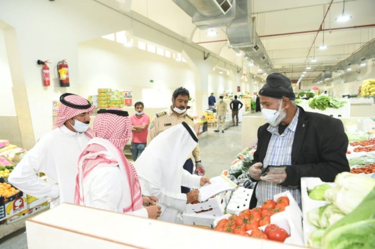 أمانة الشرقية ووزارة التجارة تقومان بحملة تفتيشية بسوق الخضار المركزي في الدمام