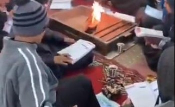 بالفيديو… هذا ما فعله المعلمون لتدفئة الطلاب يوم الاختبار ! بالفيديو… هذا ما فعله المعلمون لتدفئة الطلاب يوم الاختبار !
