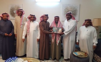 أعضاء من منتدى الأدب الشعبي بالأحساء يزورون الشيخ العصفور بالرياض ويهدونه إصدارات القناص والحداد