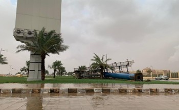 بالصور..الرياح العاتية تسقط المظلات واللوحات بـ حفر الباطن بالصور..الرياح العاتية تسقط المظلات واللوحات بـ حفر الباطن