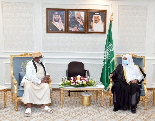 شاهد .. وزير الشؤون الإسلامية يستقبل وزير العدل والشؤون الإسلامية بجمهورية جزر القمر المتحدة