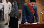 الحكم بإعدام مسنة مصرية قتلت زوجها أثناء نومه وأحرقت جثته بسبب مغازلته للنساء!