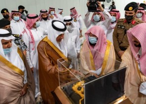 السديس يقدم مجسماً تذكارياً للمسجد الحرام إلى سمو أمير منطقة مكة المكرمة