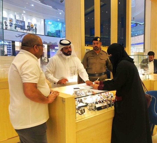 حملة تفتيشية لعمل حائل بمجمع قراند مول لمتابعة مخالفي العمل