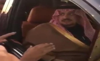 بالفيديو: مواطن يستوقف أمير الرياض ليقدم له هدية ويطلب منه توظيف نجله .. شاهد: ردة فعل الأمير فيصل بالفيديو: مواطن يستوقف أمير الرياض ليقدم له هدية ويطلب منه توظيف نجله .. شاهد: ردة فعل الأمير فيصل