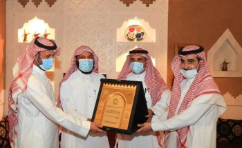 المدير العام لفرع وزارة الشؤون الإسلامية بالقصيم يكرم مديري الإدارات الداخلية المدير العام لفرع وزارة الشؤون الإسلامية بالقصيم يكرم مديري الإدارات الداخلية