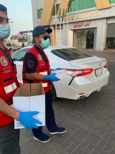 متطوعو الهلال الأحمر بالجوف يوزعون وجبات الإفطار على قائدي المركبات