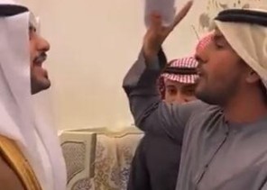بالفيديو: إماراتي يقدم هدية ثمينة لإعلامي سعودي بمناسبة زواجه بالفيديو: إماراتي يقدم هدية ثمينة لإعلامي سعودي بمناسبة زواجه