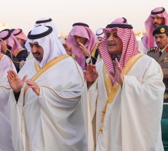 أمير منطقة تبوك وسمو نائبه يؤديان صلاة عيد الفطر المبارك