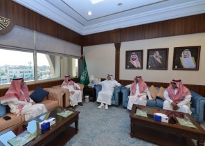 معالي أمين الشرقية يكرم مدير جمعية الذوق العام سابقاً مدرب” ذوقيات العمل” لمنسوبي الأمانة معالي أمين الشرقية يكرم مدير جمعية الذوق العام سابقاً مدرب” ذوقيات العمل” لمنسوبي الأمانة