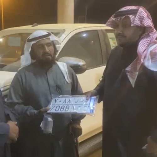 شاهد..أصدقاء في قروب “واتساب” يفاجئون أحد الأعضاء بهدية غير متوقعة