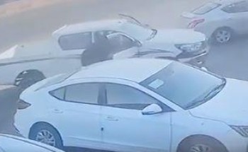 بالفيديو: شاب ينقذ عائلة انزلقت سيارتهم إلى طريق سريع في حفر الباطن