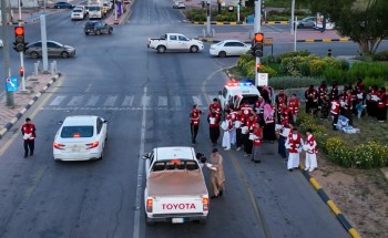 متطوعو الهلال الأحمر بالجوف يوزعون وجبات الإفطار ضمن مبادرة “فطوركم علينا” بهدف تعزيز التكافل الاجتماعي