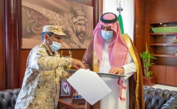 سمو أمير حائل يتسلم التقرير الإحصائي لكتيبة مكافحة الشغب بالحرس الوطني بالمنطقة سمو أمير حائل يتسلم التقرير الإحصائي لكتيبة مكافحة الشغب بالحرس الوطني بالمنطقة