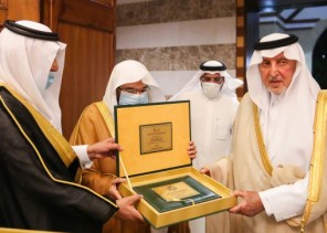 أمير منطقة مكة المكرمة يتسلّم من الرئيس العام خطة الرئاسة لموسم حج هذا العام وتقريراً عن جهودها الاحترازية لمواجهة فيروس كورونا في المسجد الحرام أمير منطقة مكة المكرمة يتسلّم من الرئيس العام خطة الرئاسة لموسم حج هذا العام وتقريراً عن جهودها الاحترازية لمواجهة فيروس كورونا في المسجد الحرام