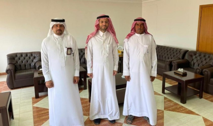 حظى بإلتفاته مهمة وإنسانية .. محافظ النبهانية يستقبل والد الطفل جبريل المظيبري الذي يرقد في مستشفى النبهانية العام