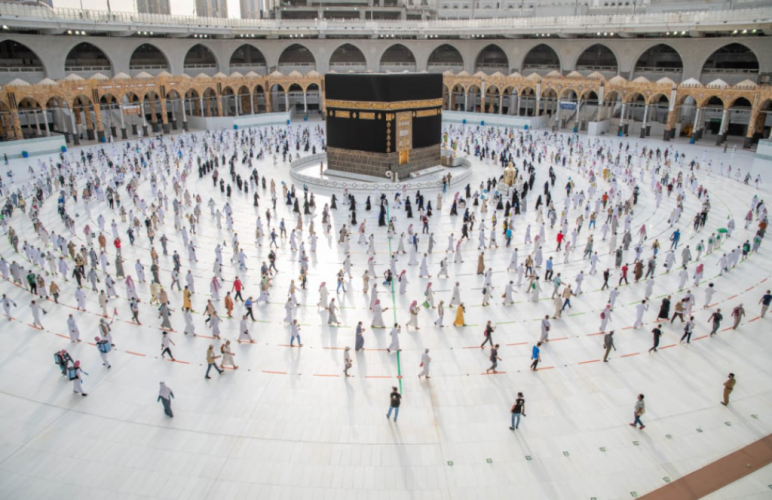 حجاج بيت الله الحرام يؤدون صلاة المغرب بعد إتمام مناسكهم