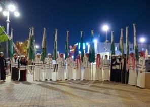 تعزيزاً للانتماء الوطني.. سكان الرياض يساهمون في تركيب أعلام التأسيس بالميادين والساحات تعزيزاً للانتماء الوطني.. سكان الرياض يساهمون في تركيب أعلام التأسيس بالميادين والساحات