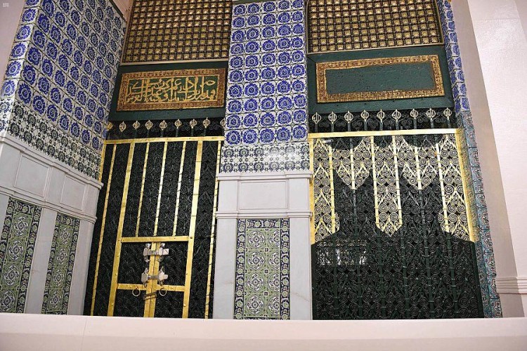 شاهد.. بيت عائشة أو الحجرة النبوية الشريفة التي تضم قبر النبي ﷺ وصاحبيه