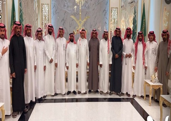 “أبرزت روح المحبة والتلاحم بين أبناء الوطن”.. اللواء ركن “شالح بن سمرة الرشيدي” يقوم بزيارة خاصة لـ”راعي قرية الصقرة “راشد بن قصان في ديوانه بـ”أبانات” “أبرزت روح المحبة والتلاحم بين أبناء الوطن”.. اللواء ركن “شالح بن سمرة الرشيدي” يقوم بزيارة خاصة لـ”راعي قرية الصقرة “راشد بن قصان في ديوانه بـ”أبانات”