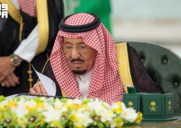 مجلس الوزراء برئاسة خادم الحرمين يشيد بالشراكة السعودية الفرنسية ويقر عددًا من السياسات والقرارات مجلس الوزراء برئاسة خادم الحرمين يشيد بالشراكة السعودية الفرنسية ويقر عددًا من السياسات والقرارات