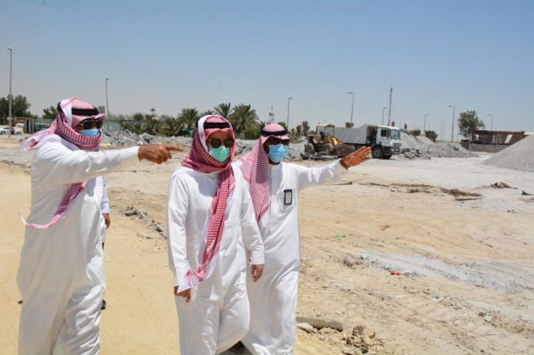 رئيس بلدية القطيف يتفقد مشروع إنشاء طريق شمال الناصرة