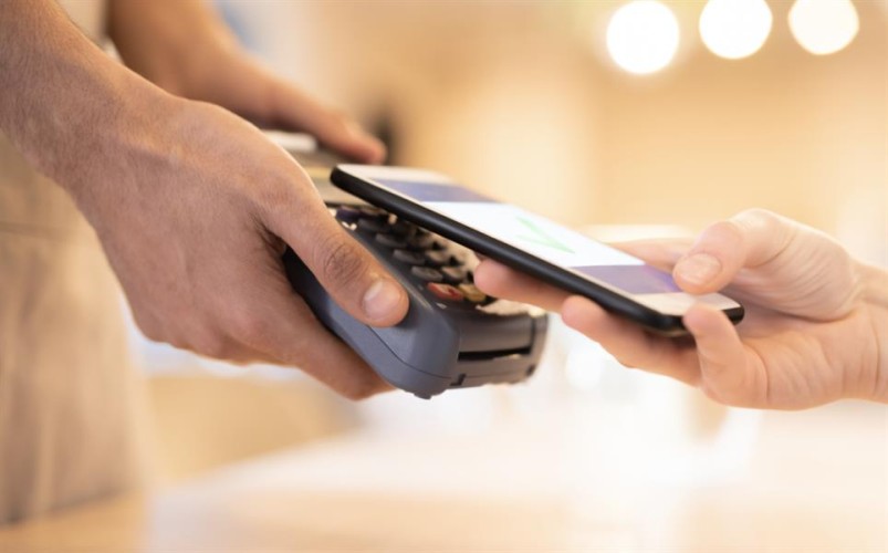 هل يمكن استخدام بطاقة بنكية واحدة في تطبيق “مدى Pay” على هاتفين مختلفين؟