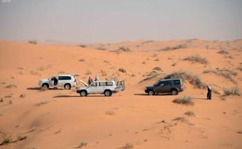 بالفيديو: قصة عائلة عاشت لحظات قاسية في الصحراء قبل إنقاذها بواسطة مجموعة من الشباب في حائل بالفيديو: قصة عائلة عاشت لحظات قاسية في الصحراء قبل إنقاذها بواسطة مجموعة من الشباب في حائل