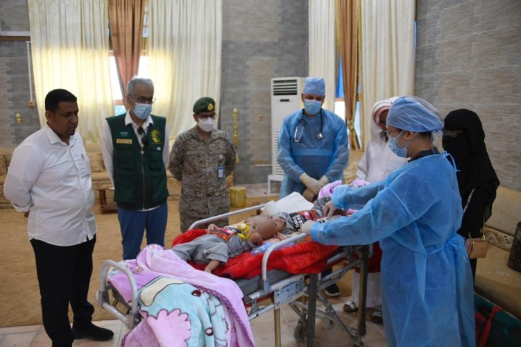 إنفاذًا لتوجيهات خادم الحرمين الشريفين .. وصول التوأم السيامي اليمني “يوسف وياسين ” إلى المملكة