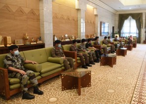 سمو الأمير فيصل بن بندر يستقبل أعضاء اللجنة الأمنية الدائمة بمنطقة الرياض سمو الأمير فيصل بن بندر يستقبل أعضاء اللجنة الأمنية الدائمة بمنطقة الرياض