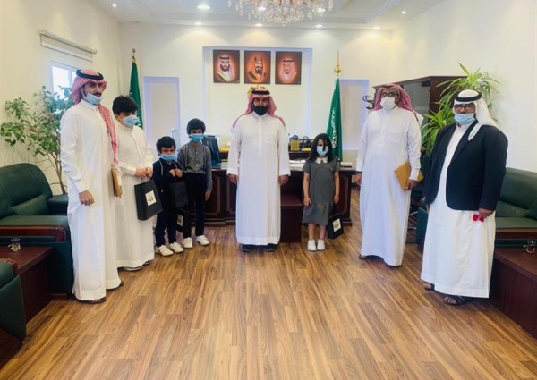 بلدية تنومة تكرم مجموعة من الأطفال لمبادرتهم بتنظيف أحد المنتزهات من مخلفات تركها متنزهون في المكان
