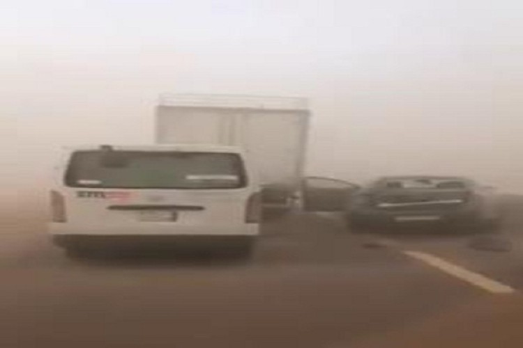شاهد .. حادث اصطدام مروع بين عدد من السيارات على الطريق السريع بـ”حائل”